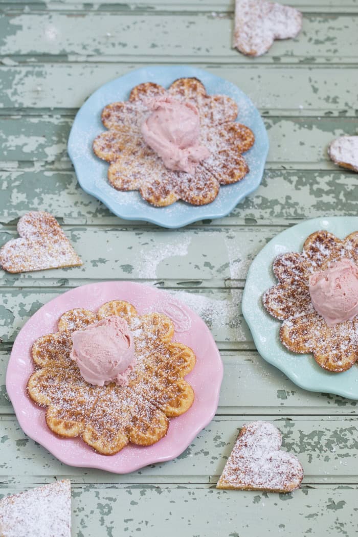 „Orangen-Waffel-Herzchen mit Erdbeereis!“