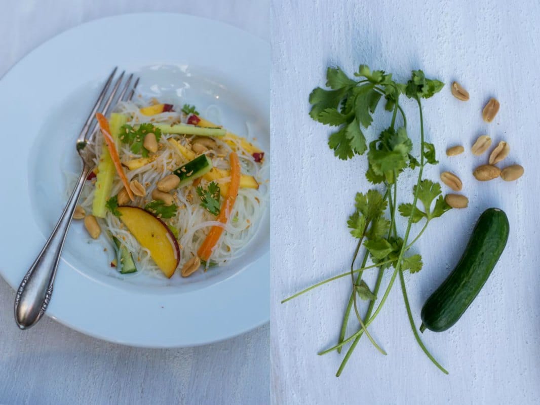Reisnudelsalat mit Pfirsich, Erdnüssen und Kokosmilchdressing