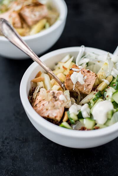 Buddha-Bowl mit Spargel und Lachs