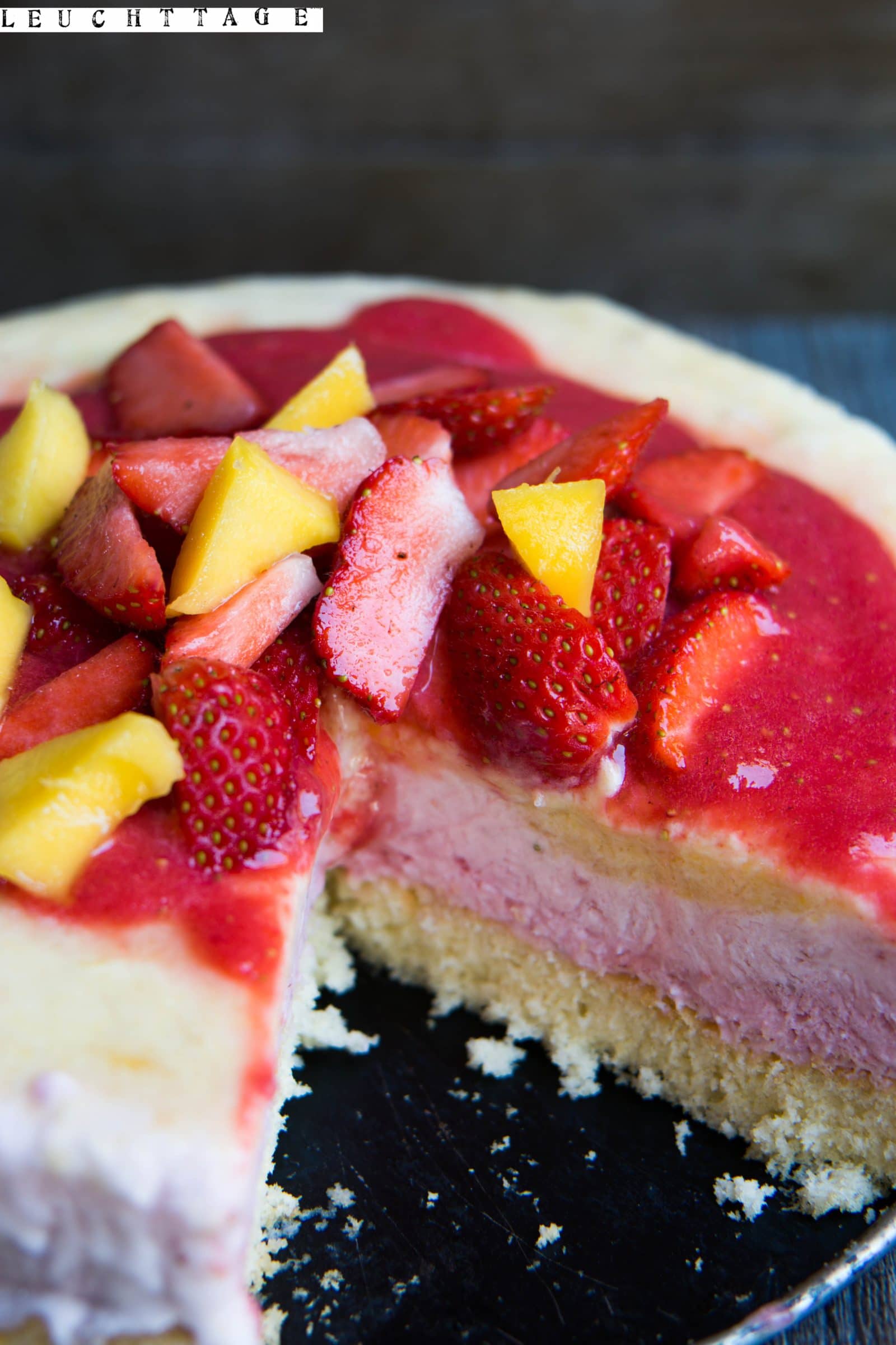 Den Sommer feiern- Mango-Erdbeer-Eistorte