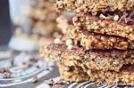 vegane Müsliriegel mit Chiasamen und gepufftem Quinoa