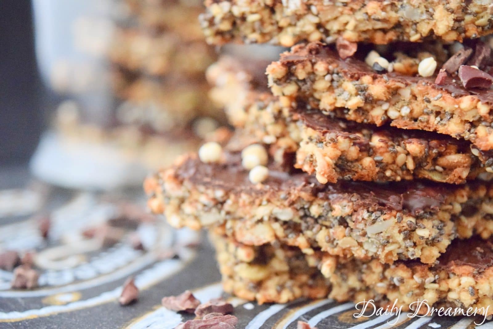 vegane Müsliriegel mit Chiasamen und gepufftem Quinoa