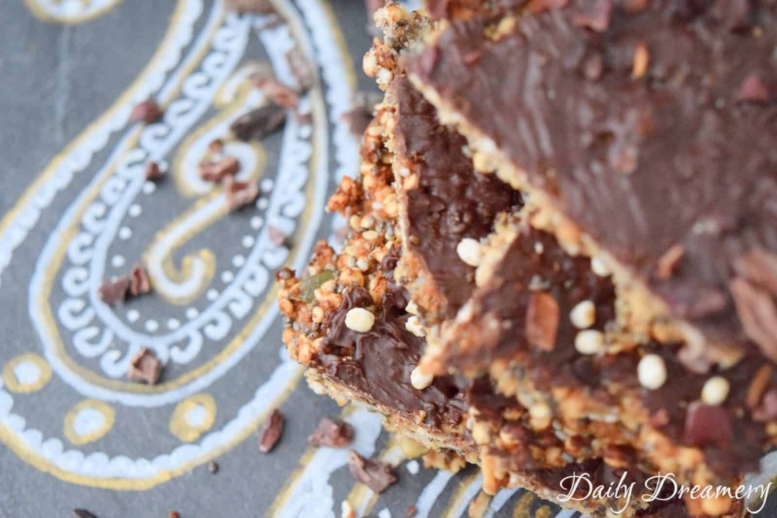 vegane Müsliriegel mit Chiasamen und gepufftem Quinoa