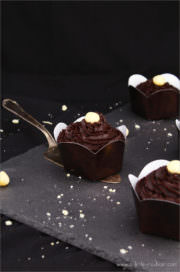 Vegane Macadamia-Muffins mit ChocQlate-Topping