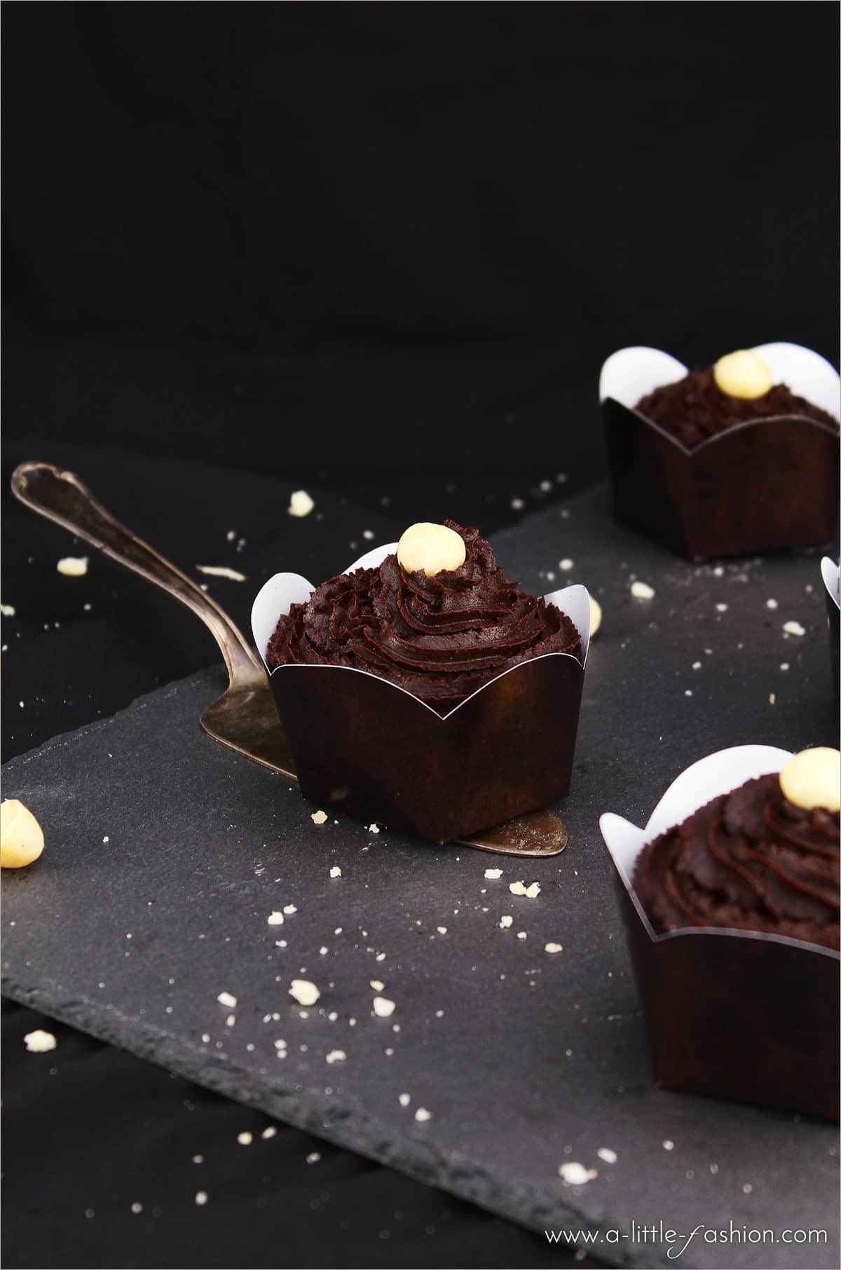 Vegane Macadamia-Muffins mit ChocQlate-Topping