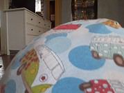 Bunter Stoff mit VW-Bus Motiven, ideal für kreative Nähprojekte, handgemacht, für Kinder und Erwachsene, nachhaltige Textilkunst, originelle Geschenkideen.