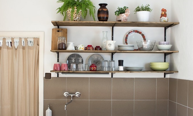DIY Küche mit offenen Regalen