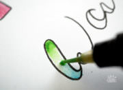 Handlettering mit Fineliner und Wasserfarbe malen