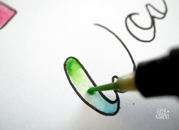Handlettering mit Fineliner und Wasserfarbe malen