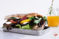 Grilled Aubergine Sandwich mit Balsamico-Zwiebeln und Minz-Dip