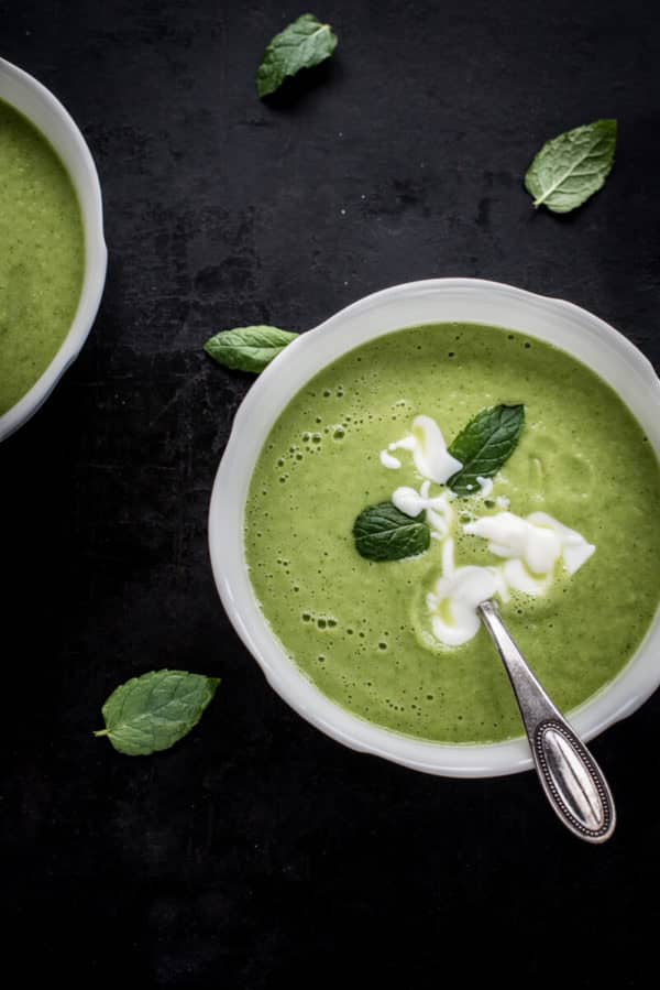 Grüne Gazpacho mit Gurken, Zucchini und Walnüssen