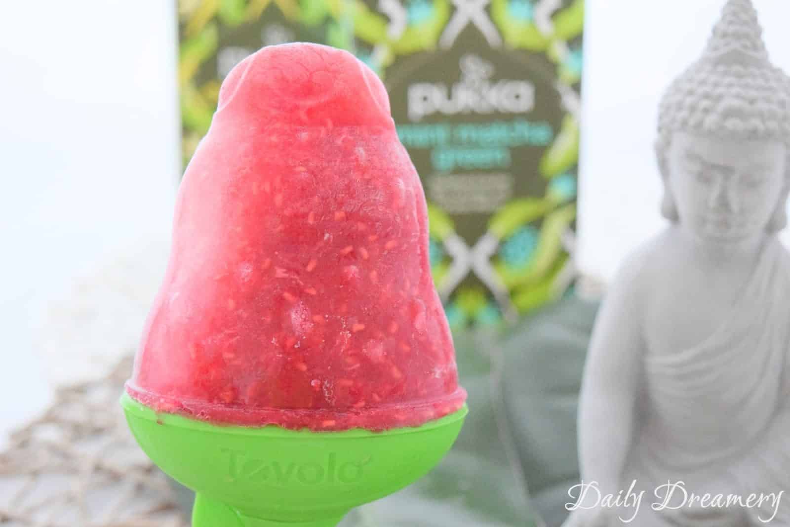 Grüntee-Eis mit Himbeeren