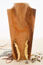 „Indian Spirit“ Kette aus Leder und Blattgold