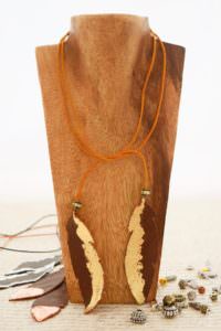 "Indian Spirit" Kette aus Leder und Blattgold
