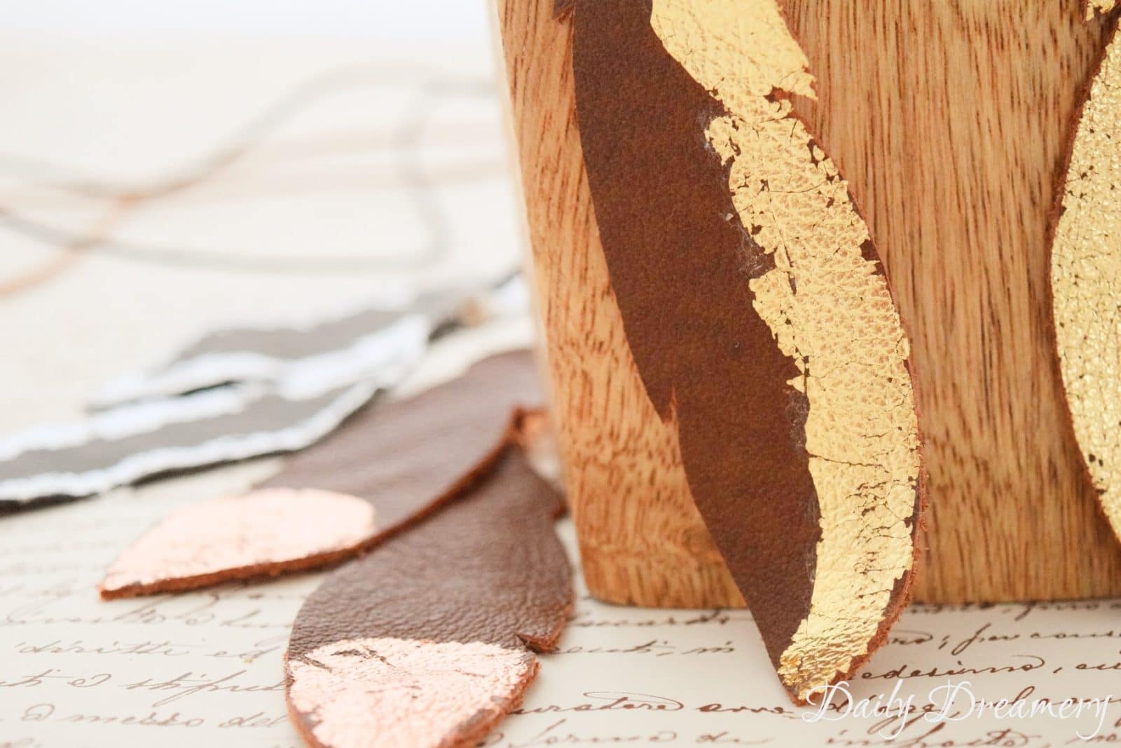 „Indian Spirit“ Kette aus Leder und Blattgold
