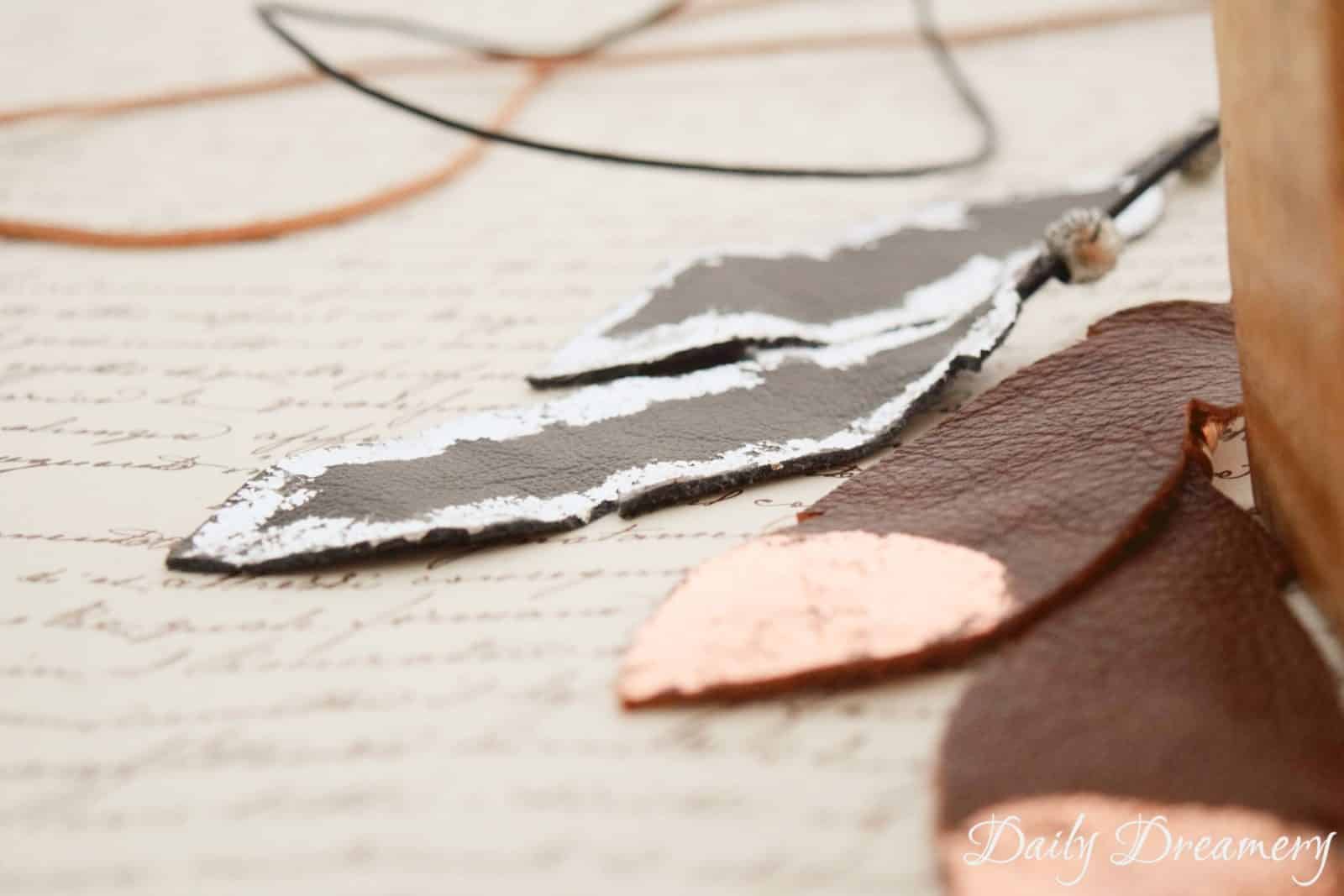 „Indian Spirit“ Kette aus Leder und Blattgold