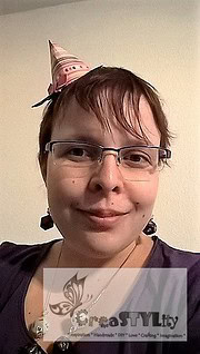 Person mit Brille, kurzen Haaren, Partyhut und Schmuck, feiert kreativ und handgemacht, passend zu HANDMADE Kultur, DIY, Kreativität, Handarbeit, Inspiration.