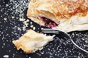 Schnelle Blaubeer-Blätterteigtaschen mit Frischkäse