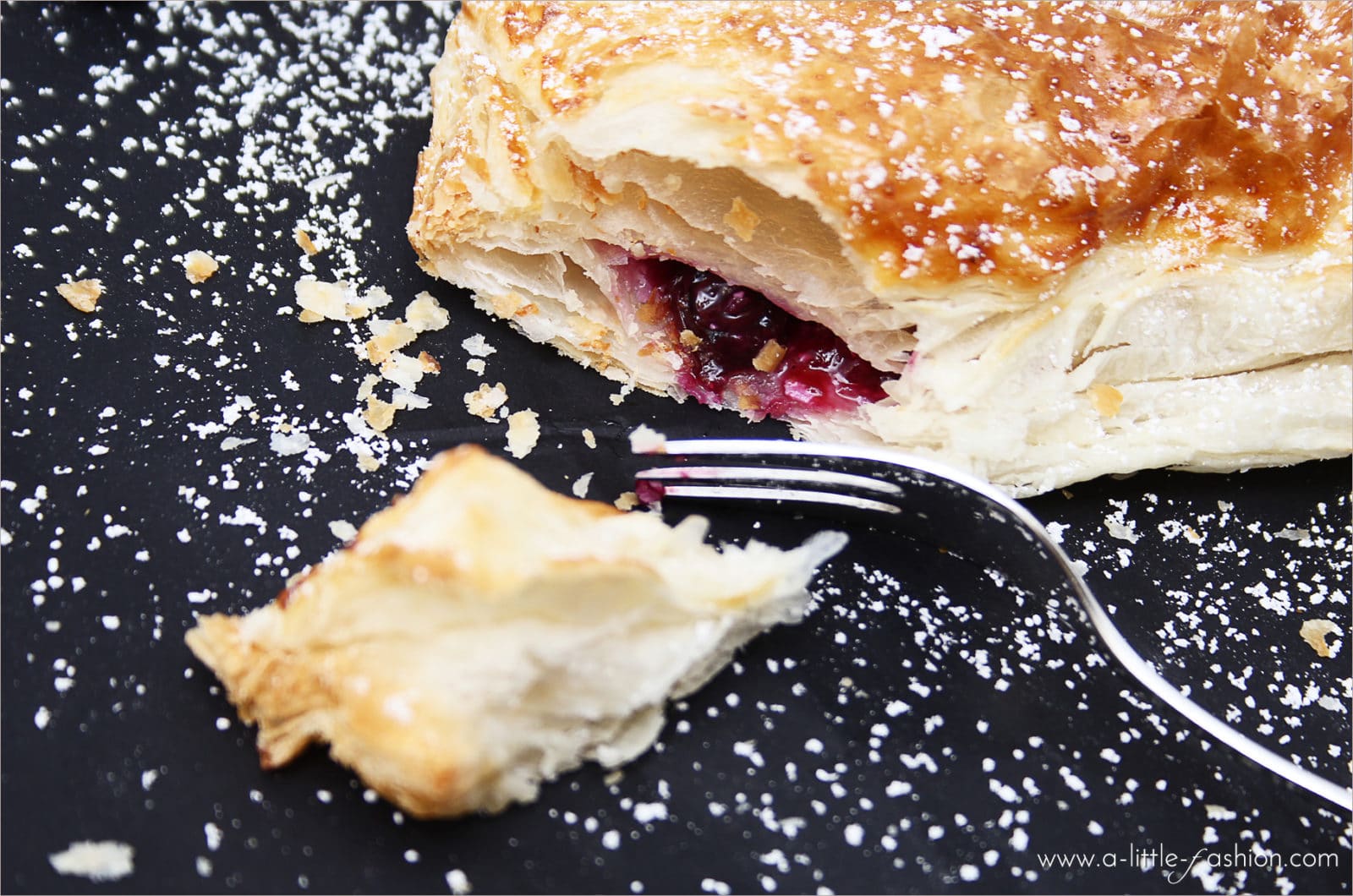 Schnelle Blaubeer-Blätterteigtaschen mit Frischkäse