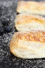 Schnelle Blaubeer-Blätterteigtaschen mit Frischkäse
