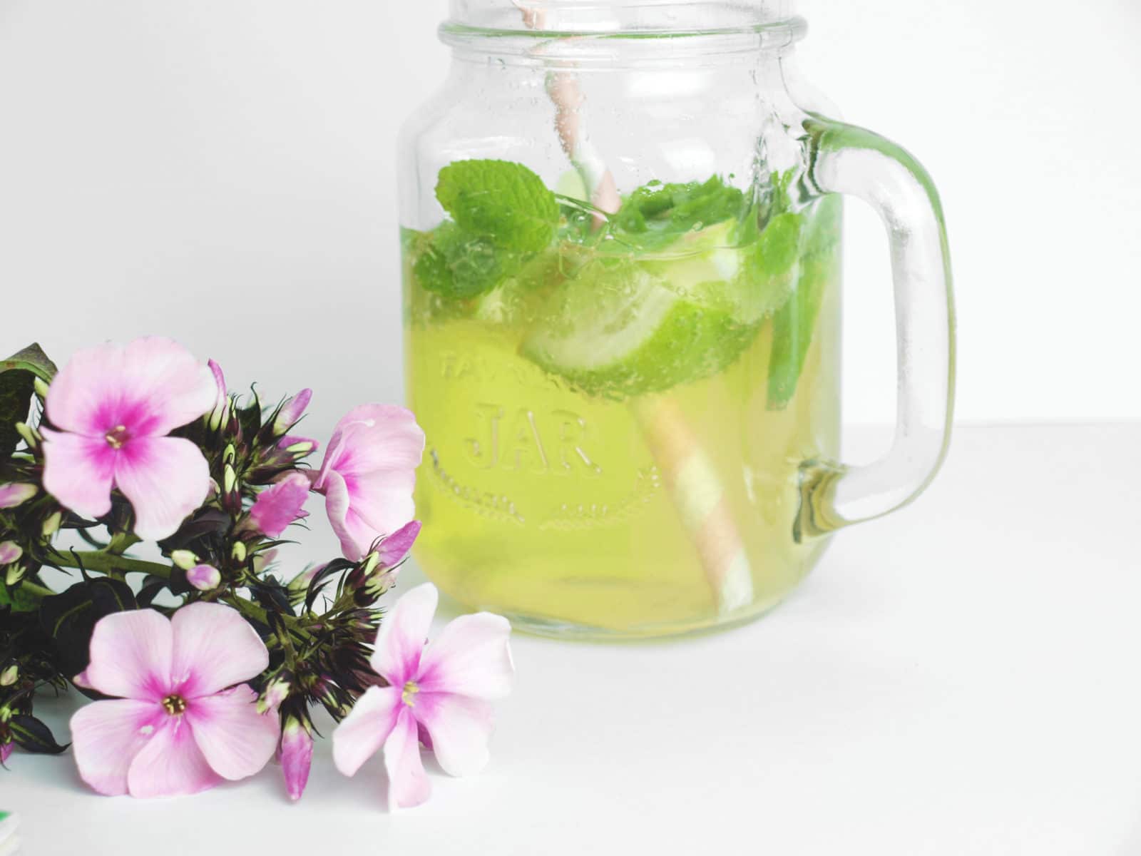 Sommerliche Holunderblütenlimonade