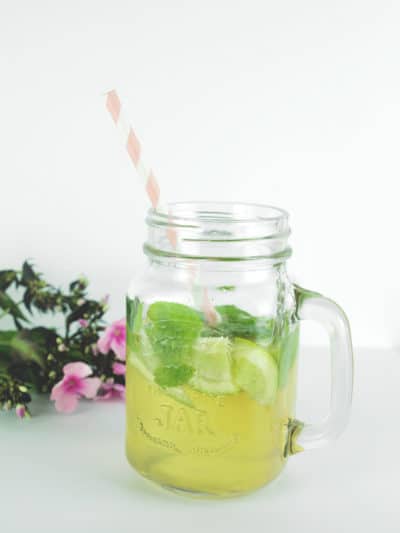 Sommerliche Holunderblütenlimonade