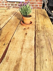 Gartentisch aus alten Baubrettern.