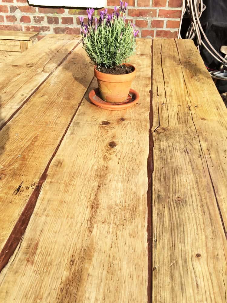 Gartentisch aus alten Baubrettern.