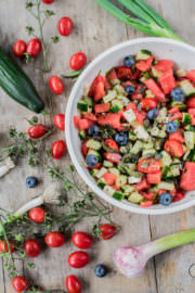 Wassermelonen-Salat mit Minze, Feta und Blaubeeren