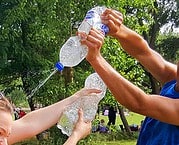 Upcycling – Wasserschlacht mit selbstgebastelten Spritzpistolen