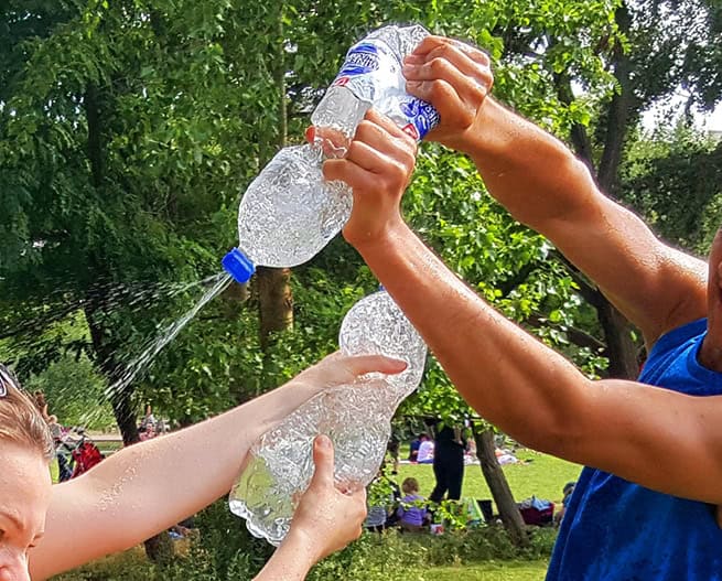 Upcycling – Wasserschlacht mit selbstgebastelten Spritzpistolen