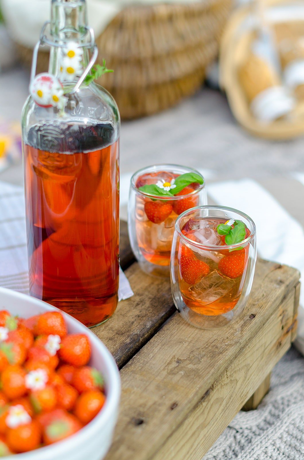 Erdbeerlimonade mit Basilikum von den [Foodistas]