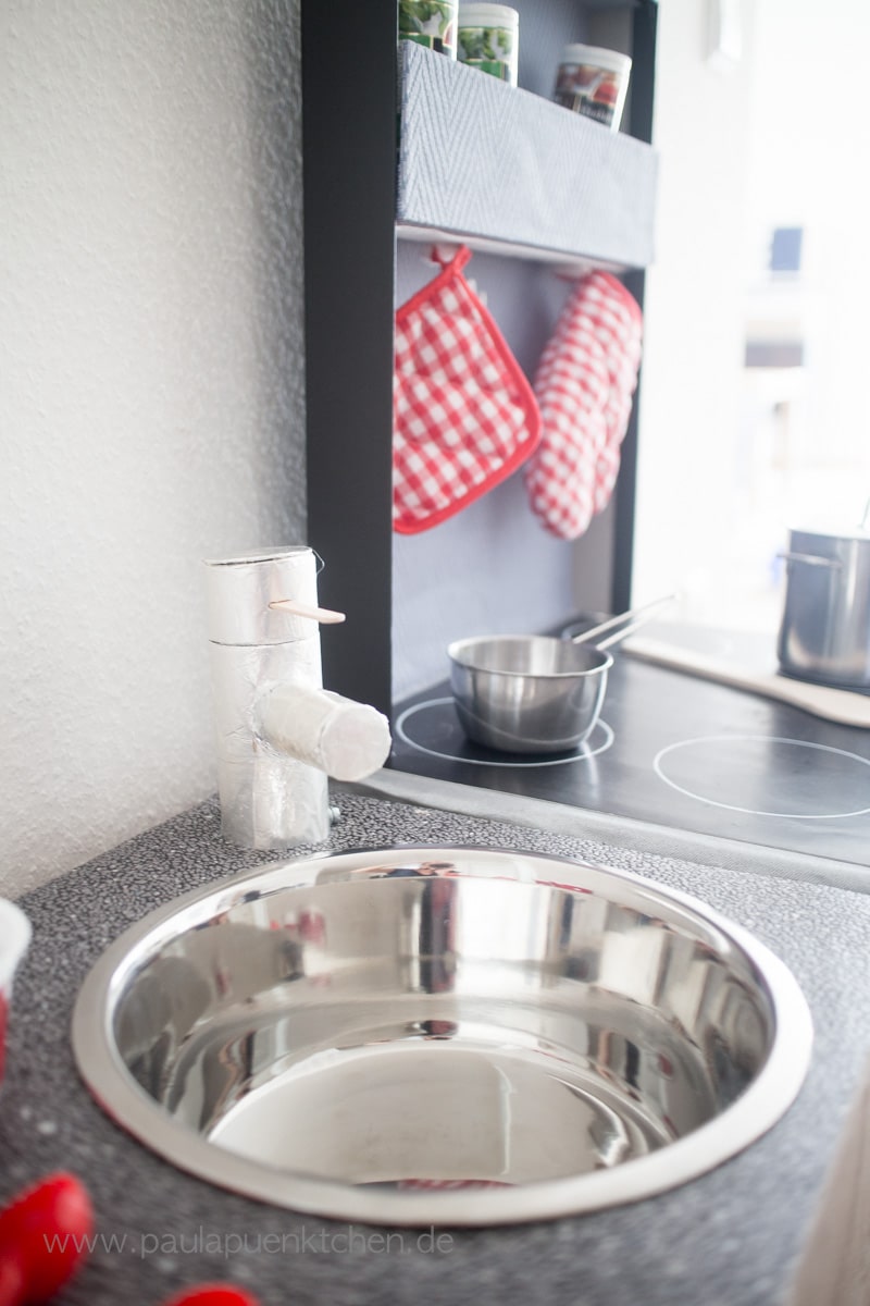 DIY-Spielküche aus Pappe – Teil 2: Die Spüle