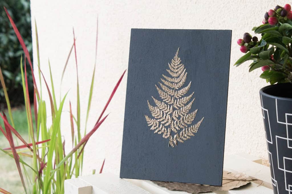 DIY-Herbstdeko für draußen: Holztafeln mit goldenen Blättern