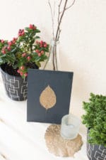 DIY-Herbstdeko für draußen: Holztafeln mit goldenen Blättern