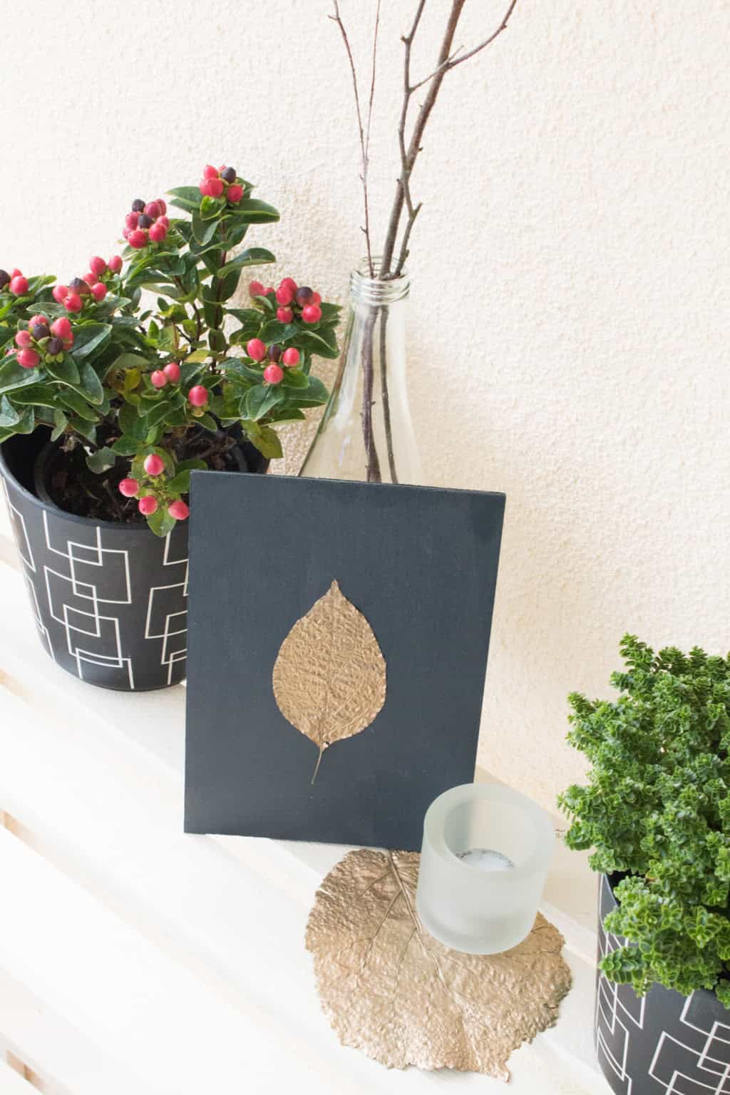 DIY-Herbstdeko für draußen: Holztafeln mit goldenen Blättern