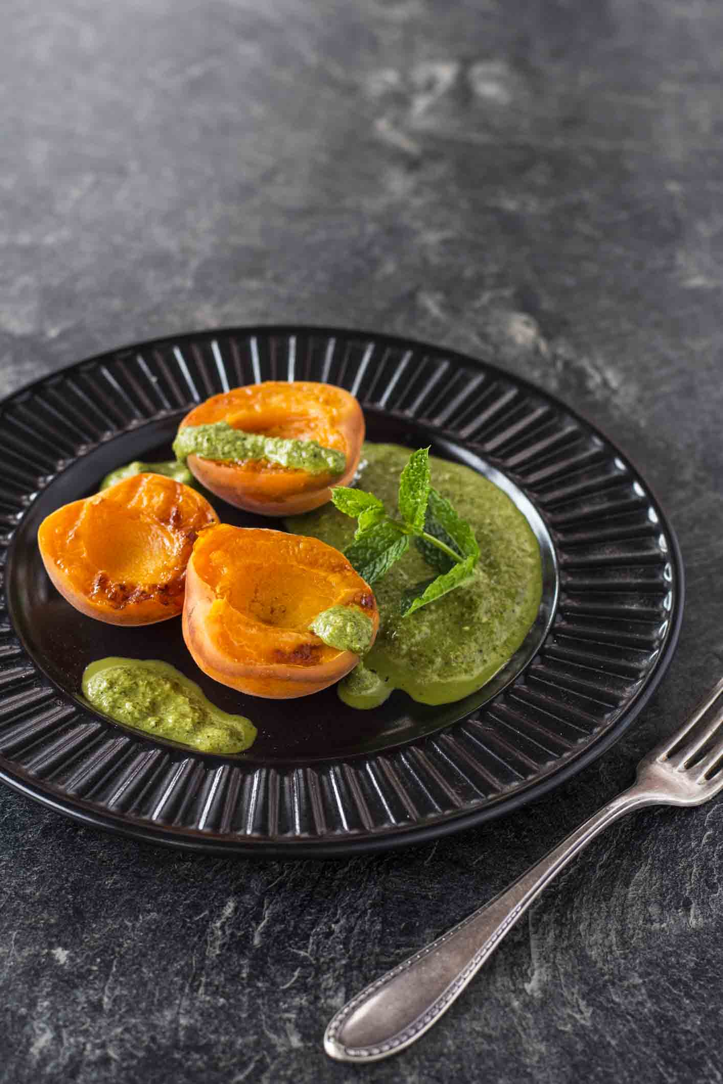 Sommer Dinner-Dessert: Gegrillte Aprikosen mit Minz-Mandelpesto