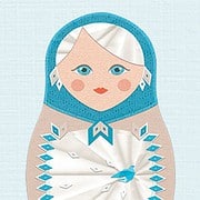Traditionelle russische Puppe mit Spiegel und blauer Verzierung, handgefertigt, detailreiches Design, symbolisiert Kultur und Handwerkskunst.
