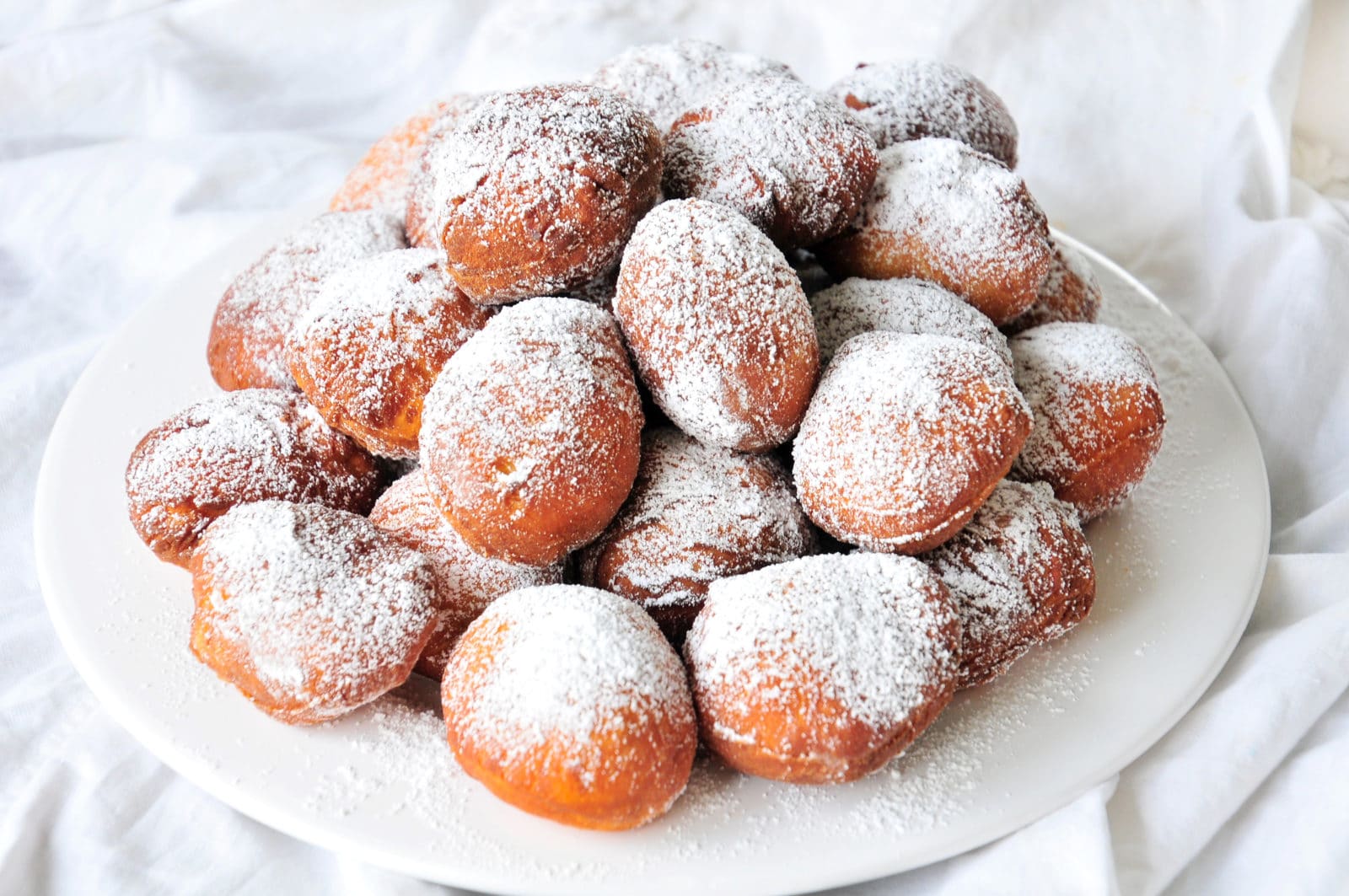 „Gogosi“ – süße, leckere rumänische Krapfen in drei Varianten