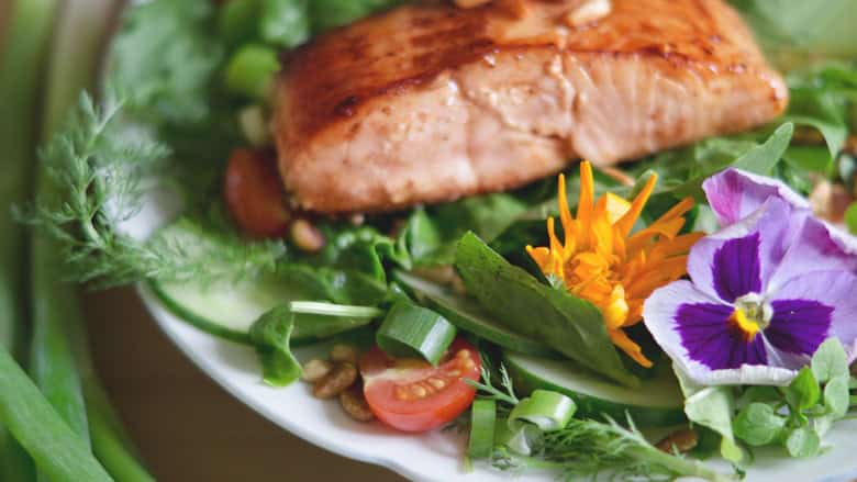 Wildkräutersalat mit Wildlachs
