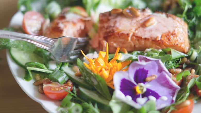 Wildkräutersalat mit Wildlachs