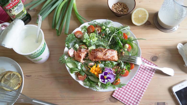 Wildkräutersalat mit Wildlachs