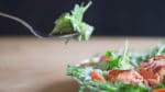 Wildkräutersalat mit Wildlachs