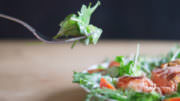 Wildkräutersalat mit Wildlachs