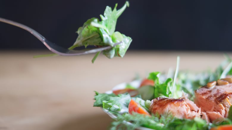Wildkräutersalat mit Wildlachs