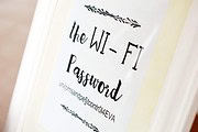 Gäste-Tablett mit gerahmten WLAN Passwort