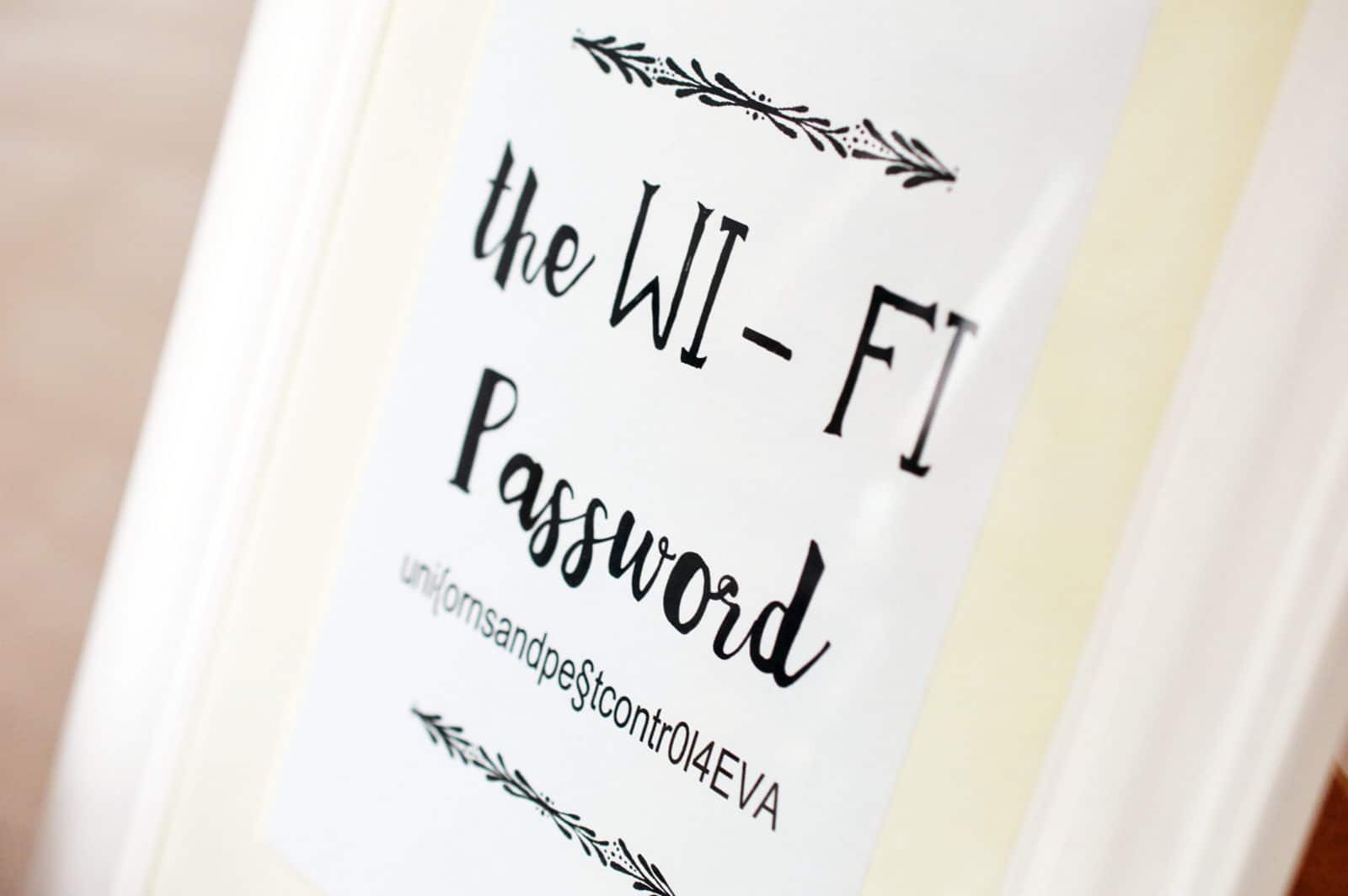 Gäste-Tablett mit gerahmten WLAN Passwort