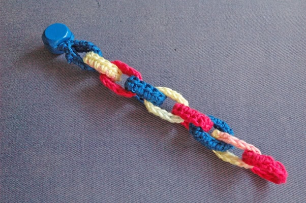 Häkelarmband aus Schlaufen