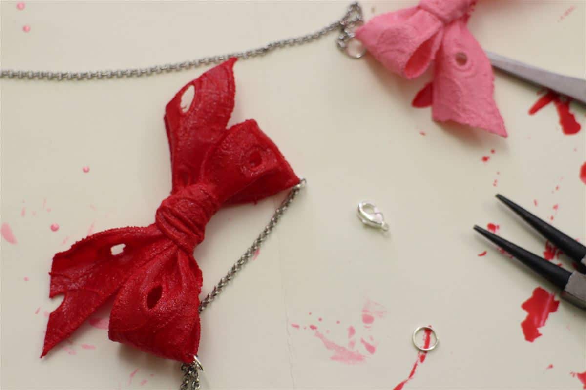 DIY – Kette mit einer lackierten Spitzenschleife
