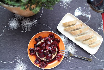 Ziegencamembert mit Balsamico-Kirschen